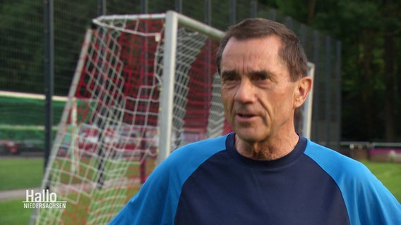 Lebensretter Michael Greve auf einem Fußballplatz © Screenshot 