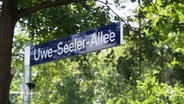 Ein Straßenschild der Uwe-Seeler-Allee. © Screenshot 