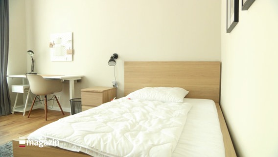 Ein frisch eingerichtetes kleines Zimmer mit Bett. © Screenshot 