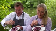 Volker Fuhrwerk und Lisa Knittel mit je einer Portion Brommbeer Tiramisu. © Screenshot 