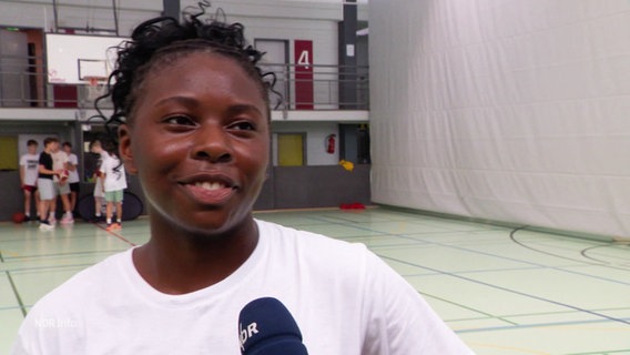 Amy Egwuagu-Gordian nimmt am Basketbal-Camp der Hamburg Towers teil. © Screenshot 