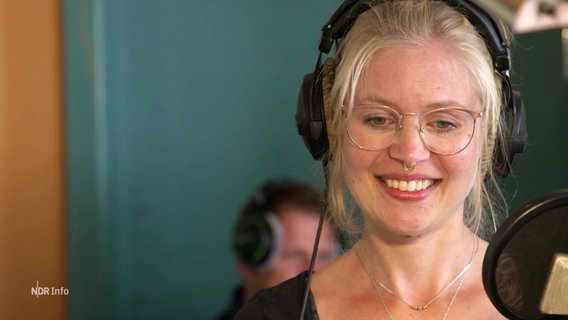 Die Synchronsprecherin Martje Carstens ist die Stimme vom KiKaninchen auf Friesisch. © Screenshot 