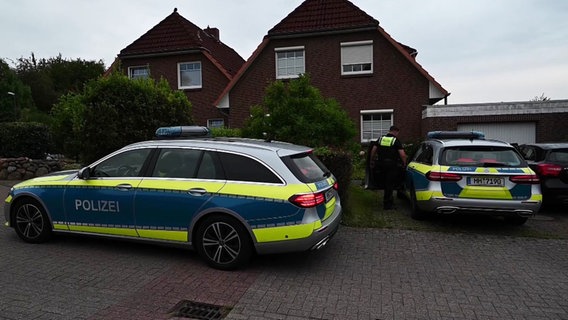 Zwei Polizeiautos stehen vor einem Tatort in Hamburg-Rönneburg. © TVNewsKontor 