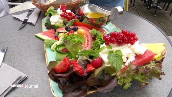 Salatplatte mit Früchten. © Screenshot 
