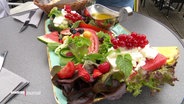Salatplatte mit Früchten. © Screenshot 