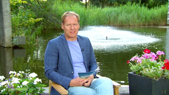 Thilo Tautz moderiert das Nordmagazin sitzend im Garten. © Screenshot 