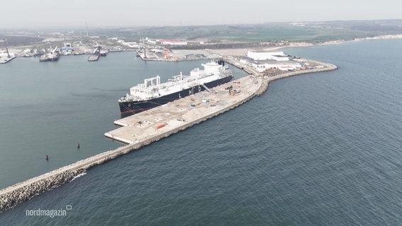 Das LNG-Terminal auf Rügen als Luftaufnahme. © Screenshot 