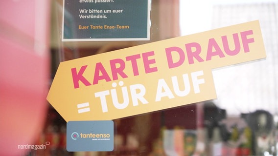 Ein Schild des Tante-Enso-Supermarkts mit der Aufschrift "Karte drauf, Tür auf". © Screenshot 