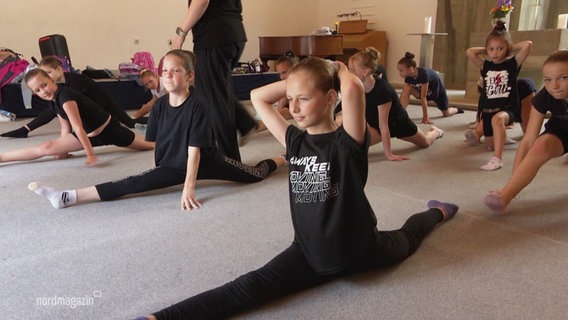 Eine Gruppe Mädchen beim Tanztraining. © Screenshot 