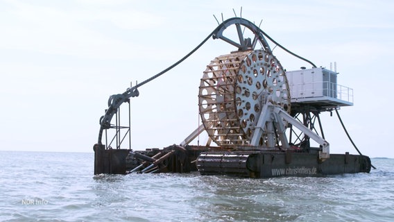 Eine Maschine, die Seekabel verlegt, schwimmt auf dem Wasser. © Screenshot 