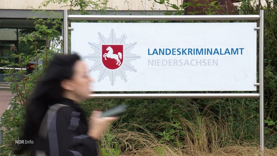 Ein Schild des Landeskriminalamts Niedersachsen. © Screenshot 