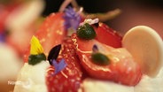 Ein reich verziertes Tartelette mit Erdbeeren © Screenshot 