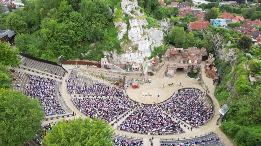 Arena der Karl-May-Spiele in Bad Segeberg aus der Vogelperspektive.