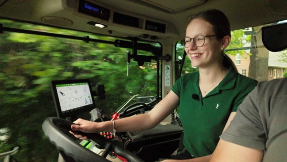 Helene Grünhagen sitzt lachend am Steuer eines Traktors. © Screenshot 