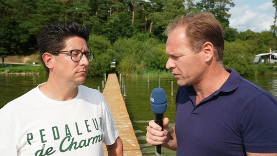 Thorsten Falk spricht auf einem Bootssteg mit Reporter Thilo Tautz. © Screenshot 