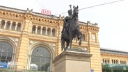 Die Ansicht zeigt eine Reiterstatue auf dem Hannoveraner Bahnhofsvorplatz. © Screenshot 