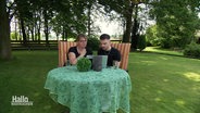 Eine Mutter und ihr Sohn sitzen in einem Garten und suchen im Internet nach Lebenszeichen ihres vermissten Sohnes, beziehungsweise Bruders. © Screenshot 