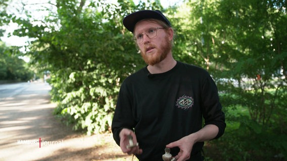 Pilzsammler Linus Koch hälz zwei pilze in der Hand. © Screenshot 