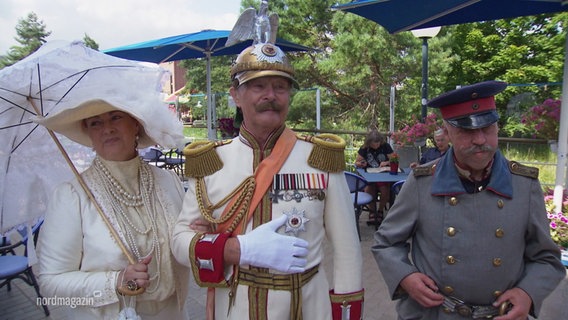 Bei den Heringsdorfer Kaisertagen darf natürlich auch das Kaiserpaar - verkörpert durch einen Schauspieler und eine Sängerin - nicht fehlen. © Screenshot 