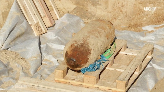 Eine alte Weltkriegsbombe liegt auf einer Holzpalette. © Screenshot 