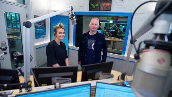 Ein Mann und eine Frau stehen in einem Radio-Tonstudio. © Screenshot 