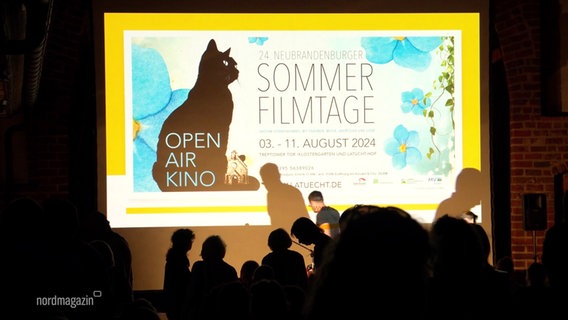 Auf einer Open-Air Leinwand werden Kinofilme gezeigt. © Screenshot 