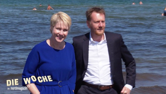 Manuela Schwesig und Michael Kretschmer stehen barfuß am Strand. © Screenshot 