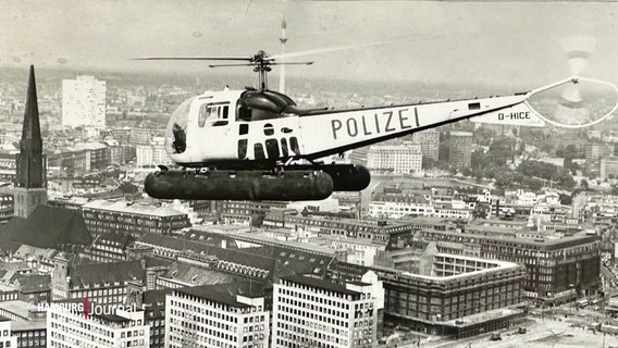 Schwarz, weiße Aufnahme von dem Polizeihubschrauber "Libelle" wie er über Hamburg fliegt. © Screenshot 