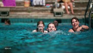 Drei Mädchen baden in einem Schwimmbad. © Screenshot 