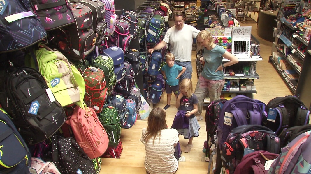 Eine Familie beim Schulranzenkauf in einem Fachgeschäft.