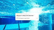 Vor einer Unterwasseraufnahme eines Schwimmbeckens wird eine Gästebewertung eingeblendet. Sie lautet: "Wasser ist nass, 5/5 Sternen". © Screenshot 