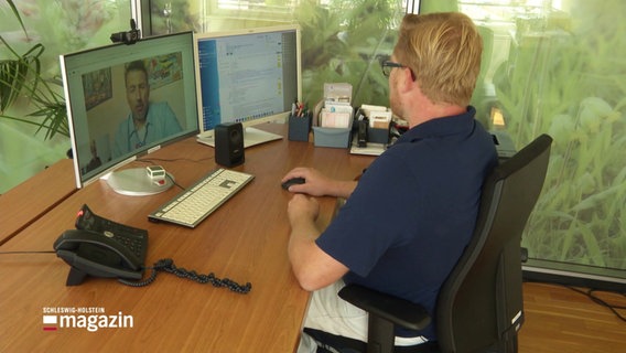 Ein Arzt befragt einen Patienten via digitalem Gespräch zu seinen Beschwerden. © Screenshot 