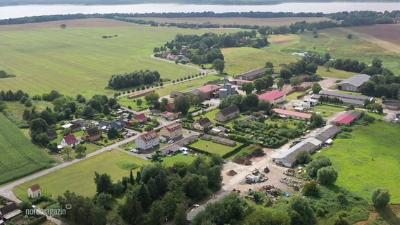 Eine Luftaufnahme des Dorfes Lüssow. © Screenshot 