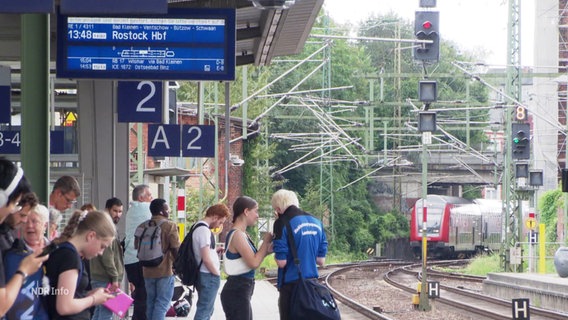 Ein Zug fährt in einen Bahnhof ein. © Screenshot 