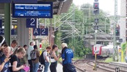 Ein Zug fährt in einen Bahnhof ein. © Screenshot 