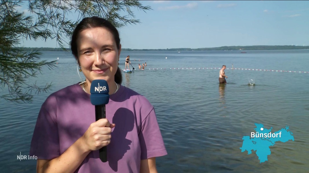 NDR-Reporterin Lisa Synowski steht an einem Badesee.