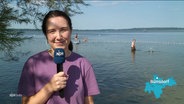 NDR-Reporterin Lisa Synowski steht an einem Badesee. © Screenshot 