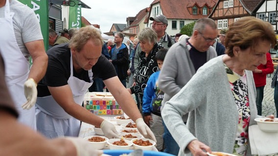 Die längste Tafel Mecklenburg-Vorpommerns in Waren. © Screenshot 