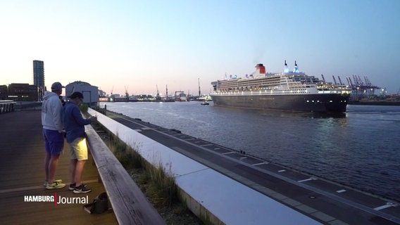 Das Kreuzfahrtschiff "Queen Mary 2" läuft in den Hamburger Hafen ein. © Screenshot 