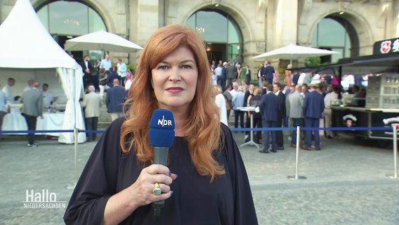 Reporterin Sophie Mühlmann berichtet live vom Protest gegen den Israelischen Botschafter in Hannover am 06.08.2024. © Screenshot 