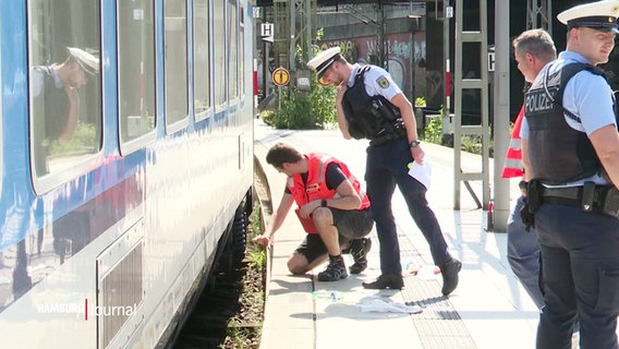 Die Polizei sichert Spuren an einem Einsatzort im Hamburger Bahnhof. © Screenshot 