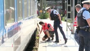 Die Polizei sichert Spuren an einem Einsatzort im Hamburger Bahnhof. © Screenshot 