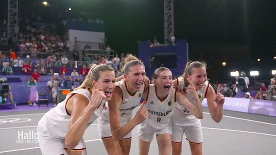 Das Team Svenja Brunckhorst, Sonja Greinacher, Elisa Mevius und Marie Reichert feiert. © Screenshot 