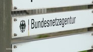 Bundesnetzagentur steht auf einem Schild geschrieben. © Screenshot 