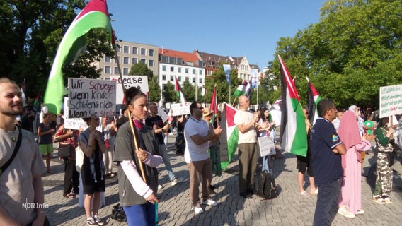 Menschen protestieren in Hannover. © Screenshot 