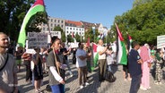 Menschen protestieren in Hannover. © Screenshot 