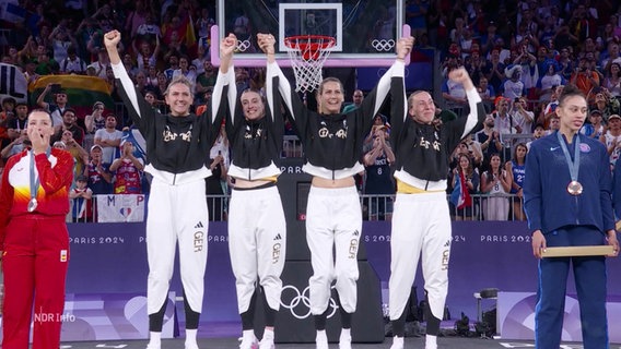 Das Team Svenja Brunckhorst, Sonja Greinacher, Elisa Mevius und Marie Reichert auf dem Podium. © Screenshot 