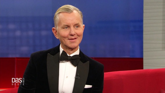 Max Raabe zu Gast bei DAS! auf dem Roten Sofa. © Screenshot 