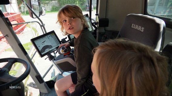 Ein Grundschüler sitzt im Cockpit eines Mähdreschers. © Screenshot 