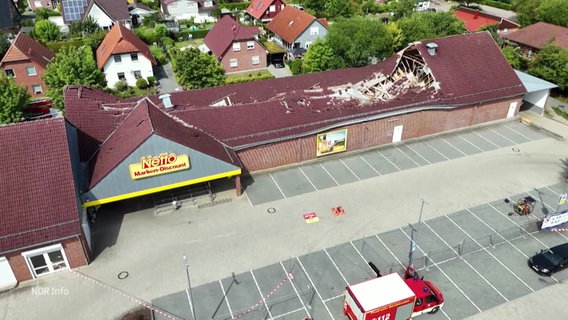 Eine Drohnenaufnahme zeigt das eingestürzte Dach eines Supermarkts. © Screenshot 